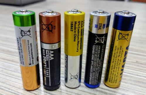 На каждой батарейке есть обозначение, что их нельзя выкидывать вместе с обычными бытовыми отходами.